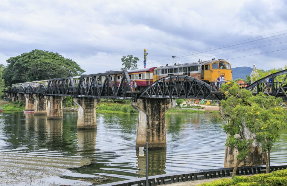 Zug auf der berühmten Brücke am River Khwai