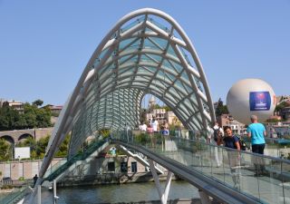 Futuristische Brücke Tbilissi