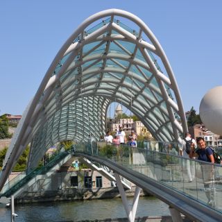 Futuristische Brücke Tbilissi
