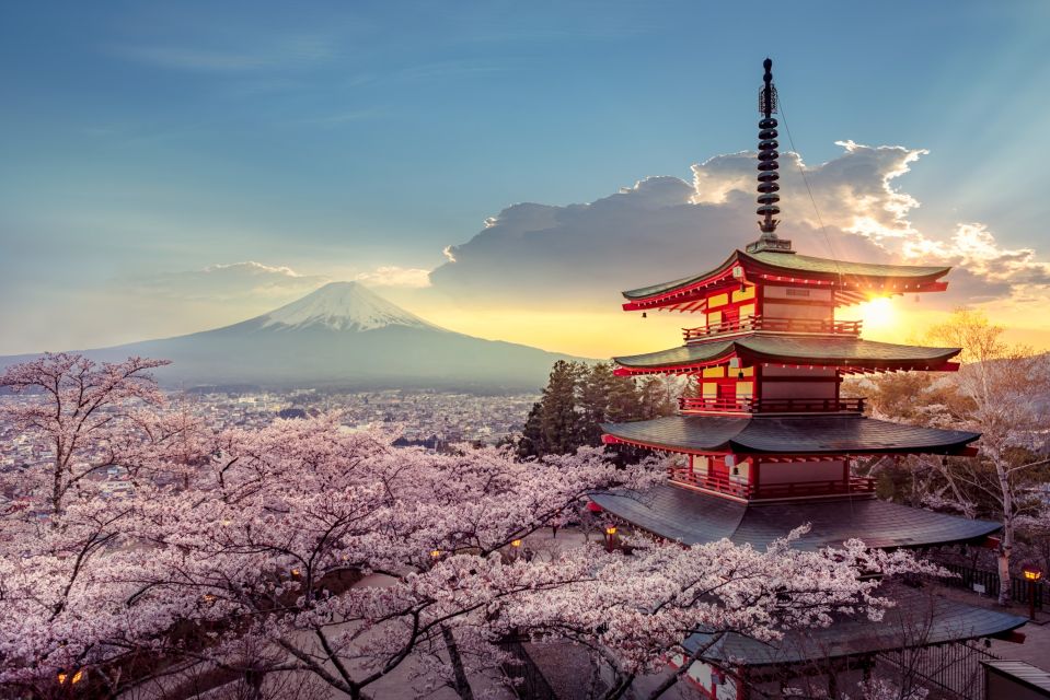 Fujiyoshida, Blick auf Mt. Fuji und die Chureito Pagode zur Kirschblüte