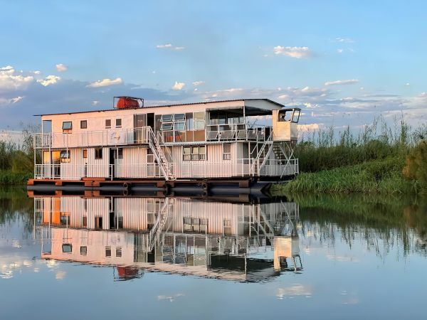 Hausboot auf dem Okavango-Fluss © Diamir