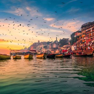 Sonnenuntergang bei den Ghats am Ganges in Varanasi