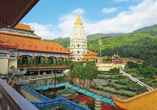 Blick auf den fantastischen Kek-Lok-Si-Tempel – eine chinesisch-buddhistische Kultstätte in Air Itam, einem Vorort von George Town auf der Insel Penang