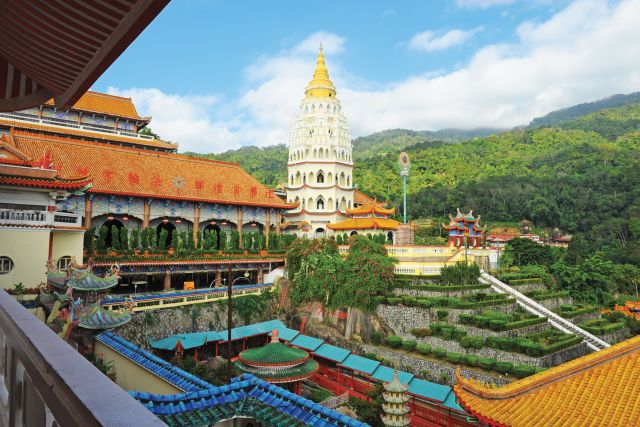 Blick auf den fantastischen Kek-Lok-Si-Tempel – eine chinesisch-buddhistische Kultstätte in Air Itam, einem Vorort von George Town auf der Insel Penang