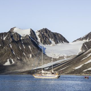 Das Segelschiff Duen III im Fjord