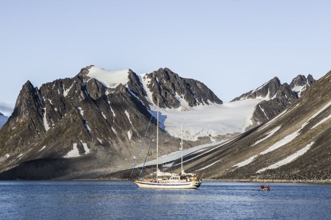 Das Segelschiff Duen III im Fjord