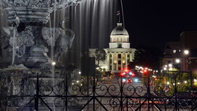 Nachtblick auf das staatliche Kapitol von Alabama