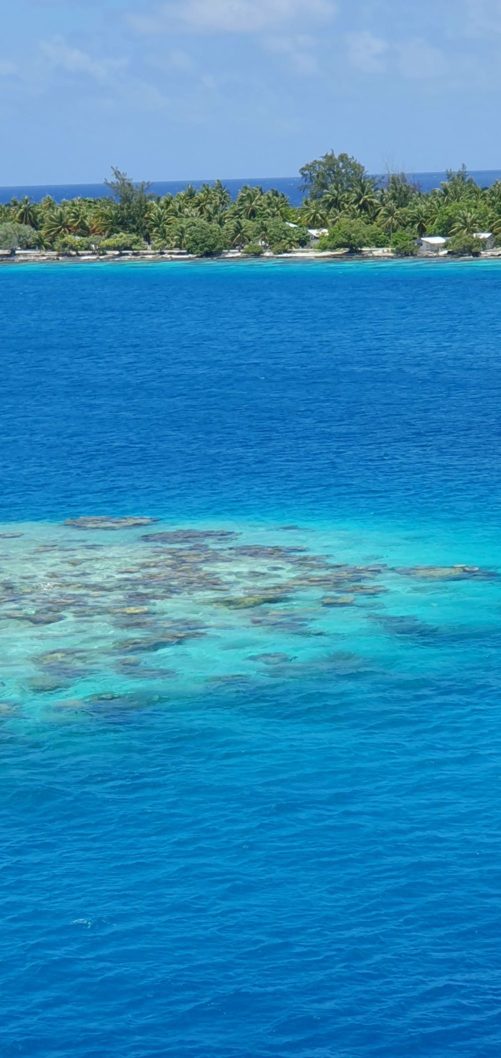 Türkisfarbenes Wasser und schillernde Korallenriffe vor den Küsten der vielen kleinen Inseln Französisch-Polynesiens