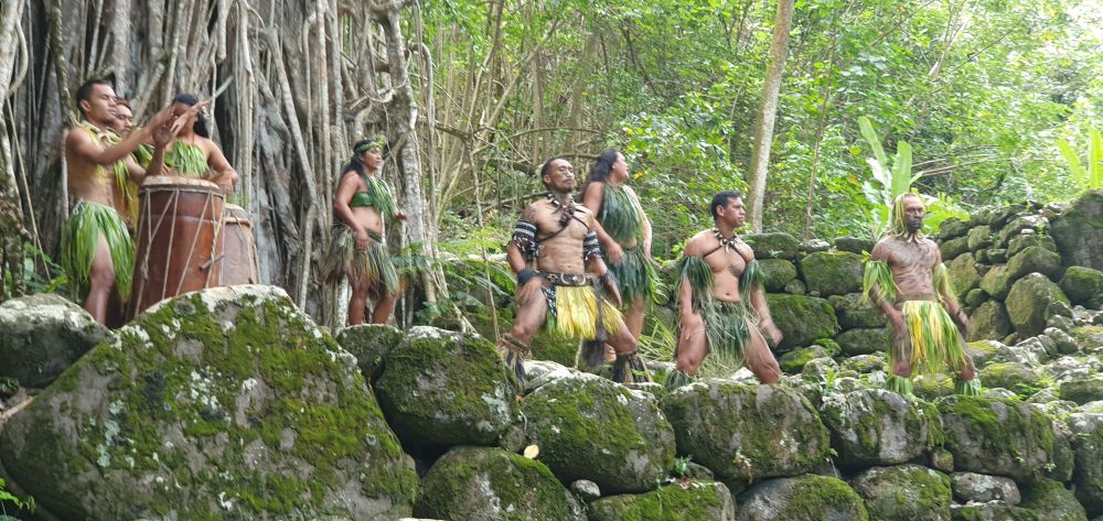 Tätowierungen, Tanz und traditionelle Musik zeigen die polynesische Kultur auf Tahiti und Französisch Polynesien