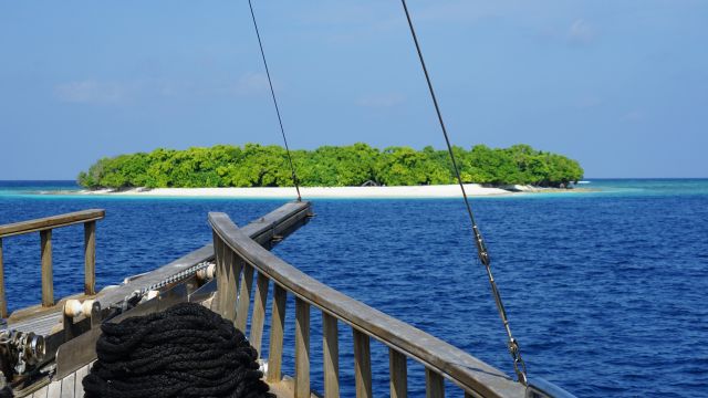 Blick auf eine der unzähligen Trauminseln der Malediven