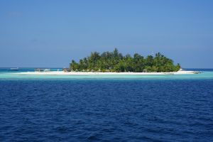 Ein kleines Strandresort auf den Malediven