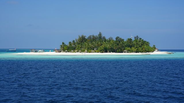 Ein kleines Strandresort auf den Malediven