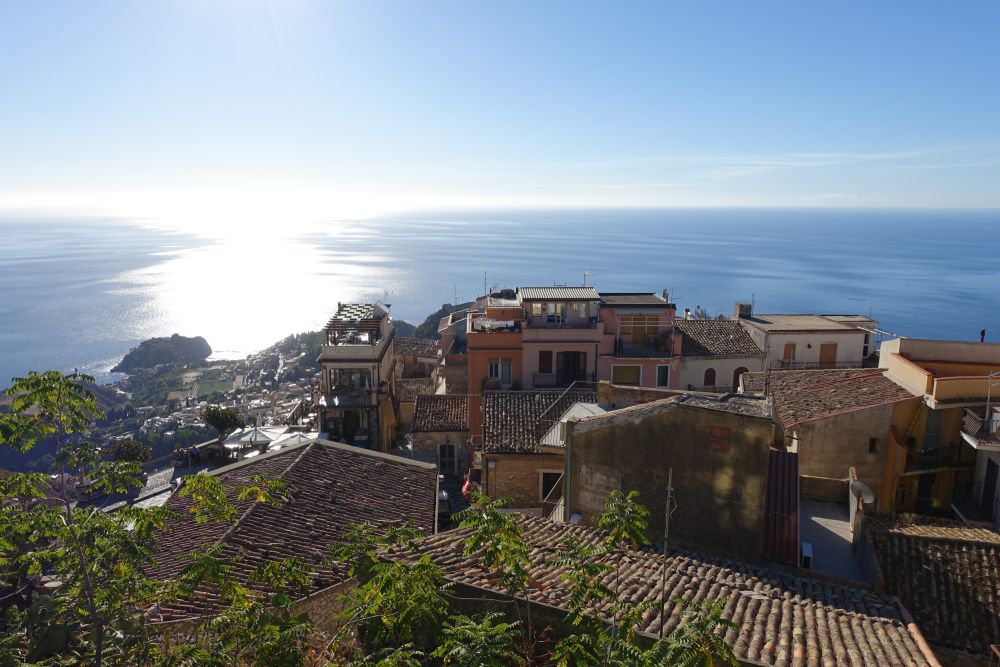 Blick über Castelmola und Taormina