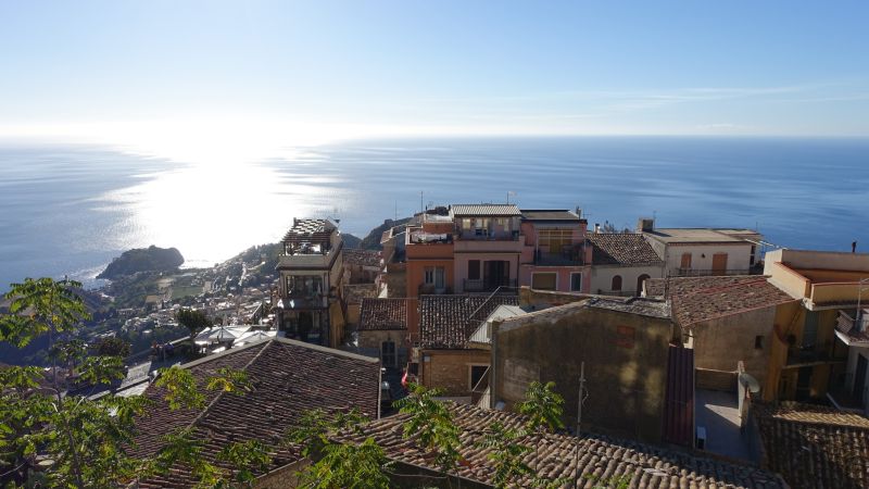 Blick über Castelmola und Taormina