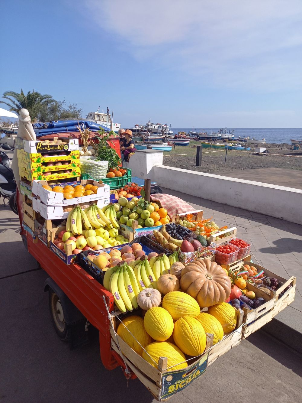 „Fliegender“Obsthändler auf Stromboli