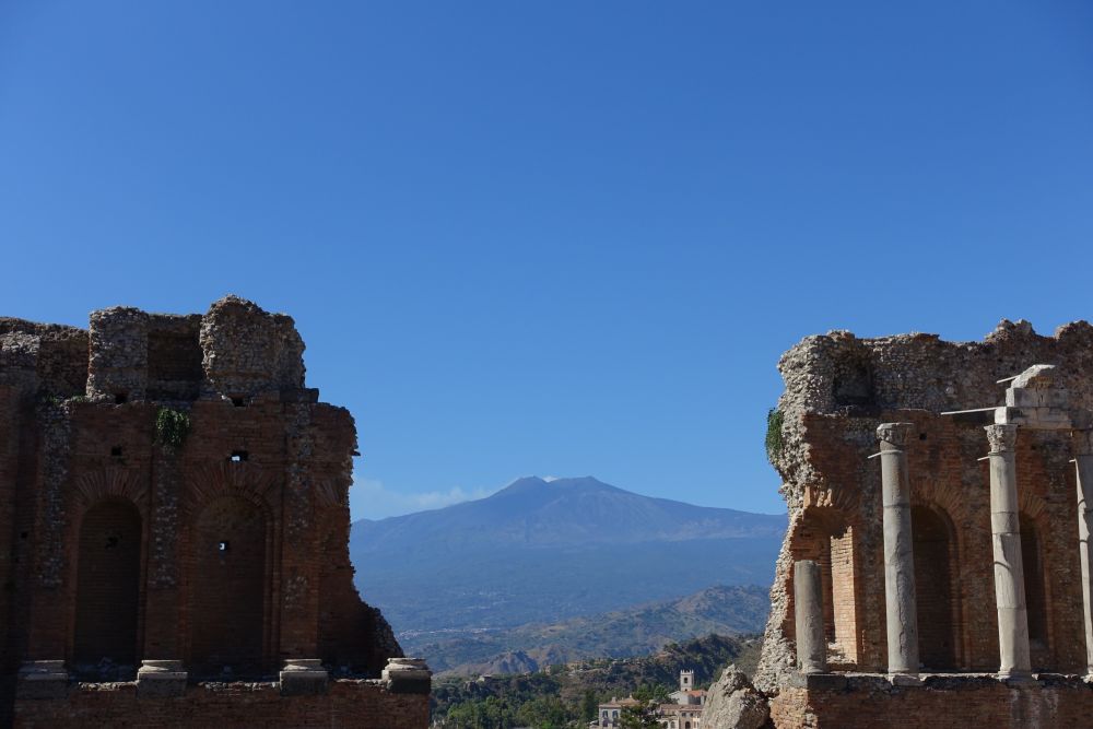 Blick vom antiken Theater in Taormina zum Ätna