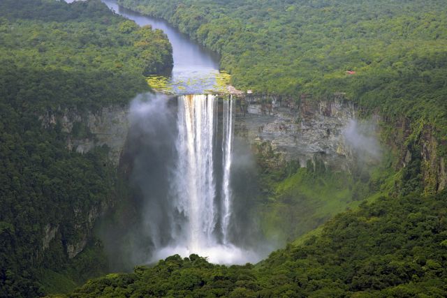 Kaieteur-Wasserfälle des Potaro-Flusses in Guyana
