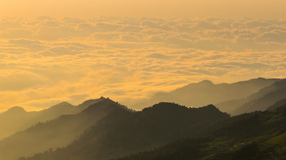 Sonnenuntergang über den Wolken im Kaçkar-Gebirge