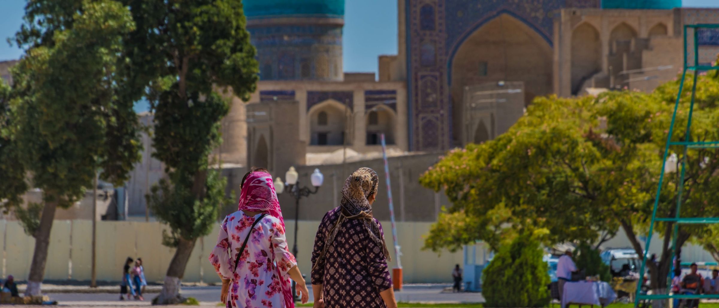 Frauen mit traditioneller Kleidung in der Stadt Bukhara