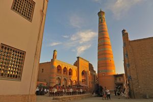 Menschen am mittelalterlichen Minarett in Khiva