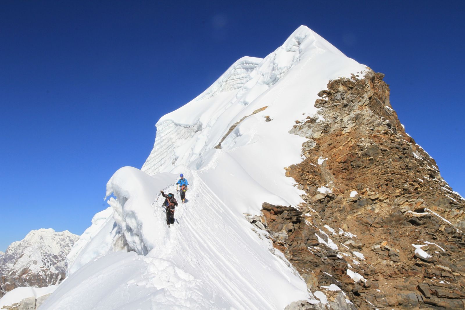 Zum höchsten Punkt des Lobuche East (6090m) führt dieser schmale Schneegrat