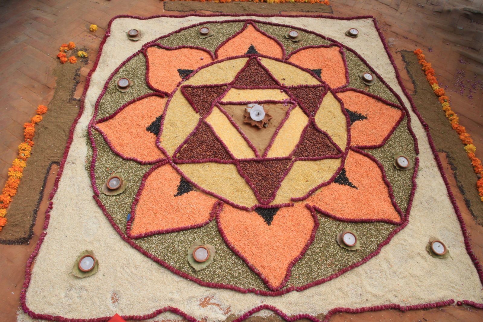 Ein Mandala zum Diwali-Fest, bestehend aus Reis, Bohnen und Linsen