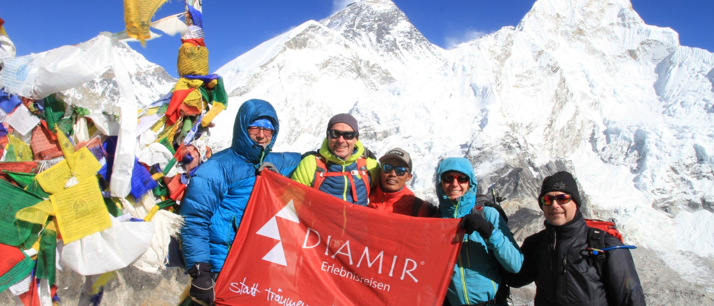 Gruppenfoto auf dem Kala Pattar mit Mount Everest (8848m) und Nuptse West (7732m)