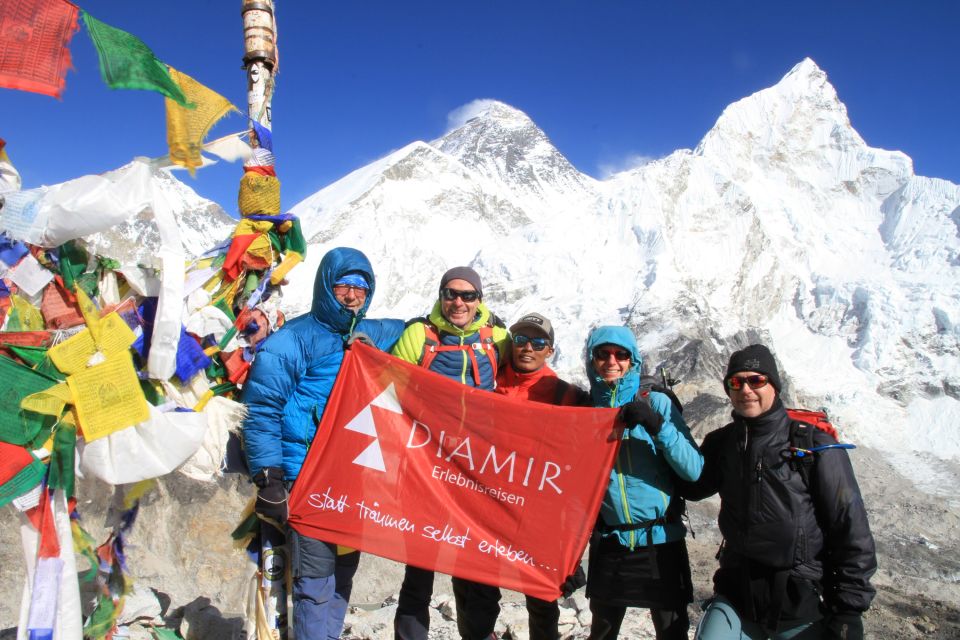 Gruppenfoto auf dem Kala Pattar mit Mount Everest (8848m) und Nuptse West (7732m)
