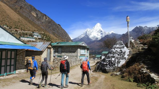 Im Sherpadorf Khumjung mit Blick auf die Ama Dablam