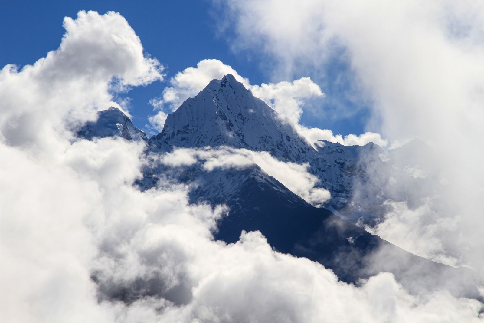 Die Gipfel des Khumbu in Wolken und Sonne