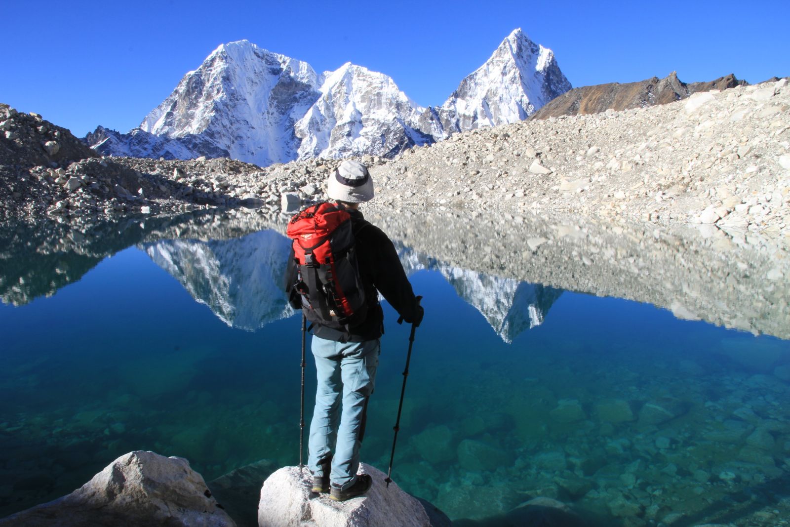 In dem kleinen See auf dem Khumbu-Gletscher spiegeln sich Taboche, Cholatse und Arakamtse