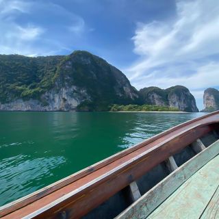 Mit dem Boot vor der thailändischen Küste von Insel zu Insel