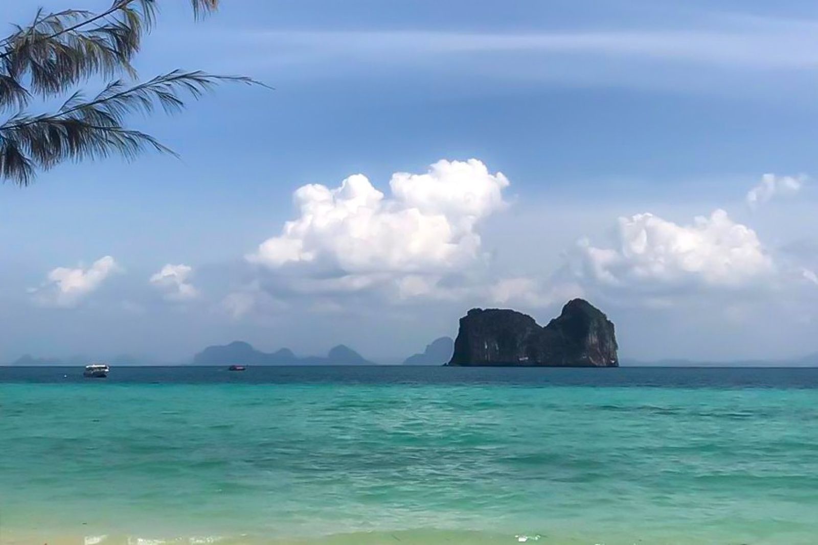 Blick über das türkisblaue Wasser auf die Inselwelt Thailands