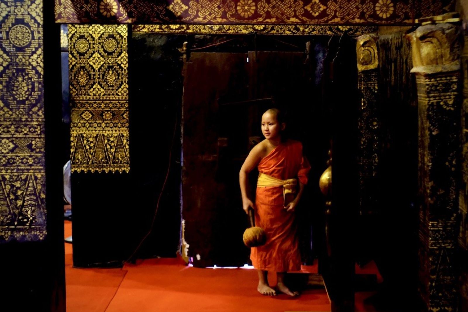 Ein junger Mönch in einem Tempel in Laos