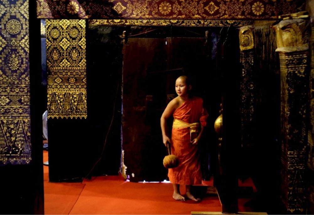Ein junger Mönch in traditioneller Kleidung im Tempel Angkor Wat