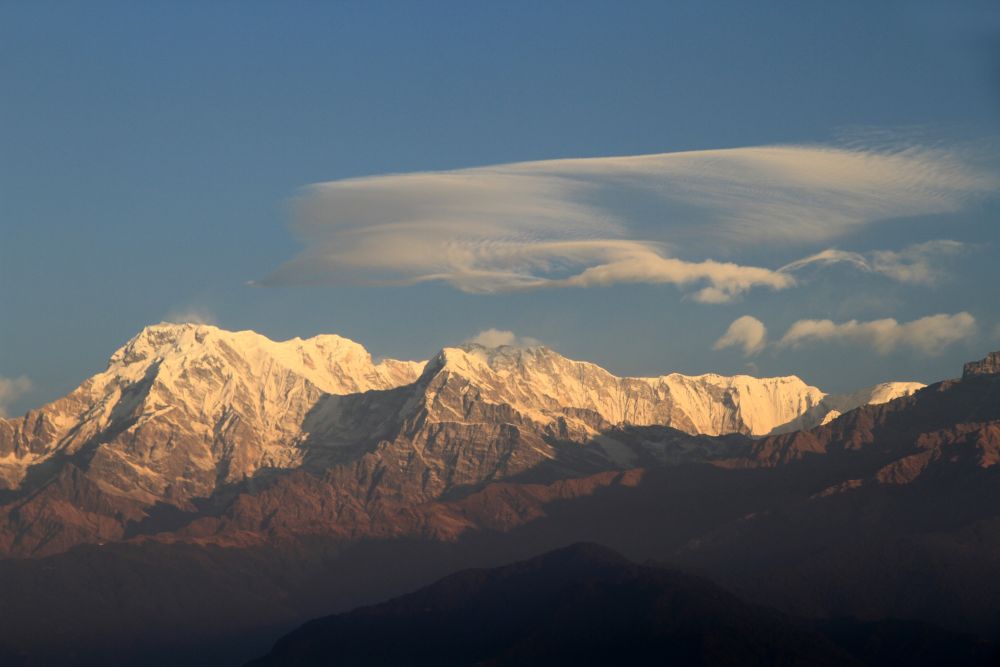 Sonnenaufgang über schneebedeckten Himalayagipfeln von Sarangkot aus