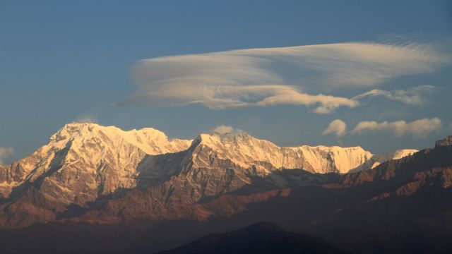Sonnenaufgang über schneebedeckten Himalayagipfeln von Sarangkot aus