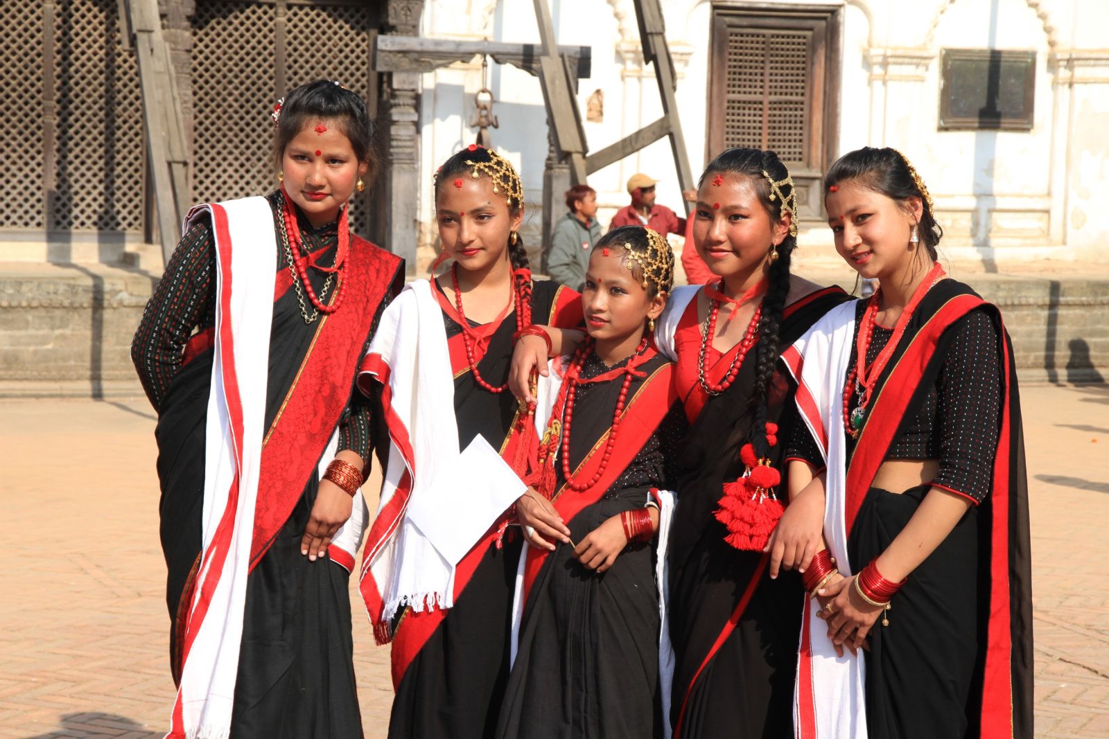 Eine Folklore-Mädchentanzgruppe in Bhaktapur