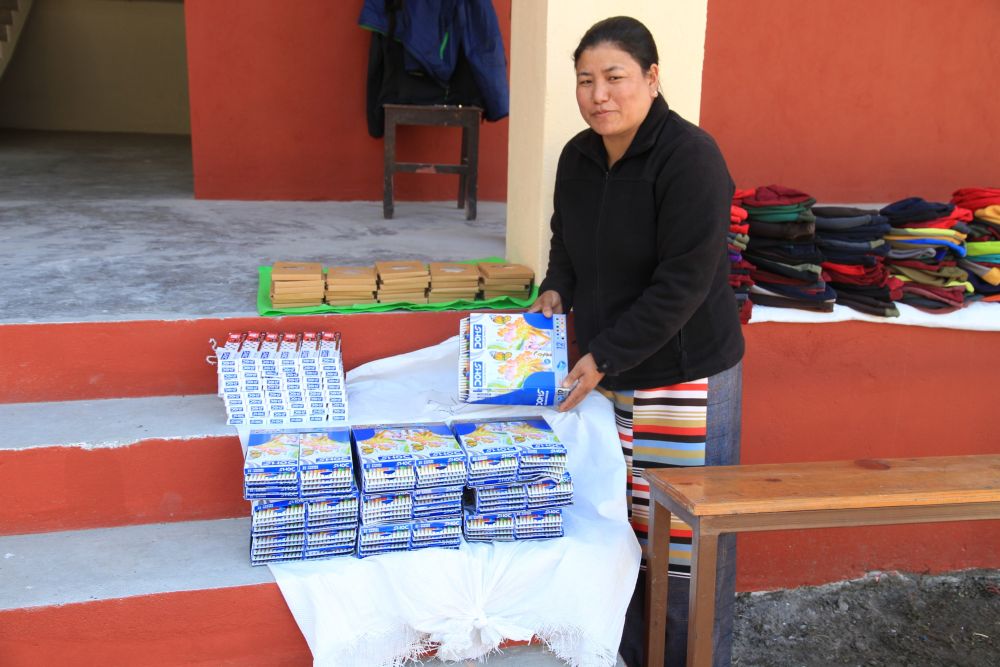 Pema verteilt Buntstifte und Mützen an alle Schüler der Schule in Gunsakot