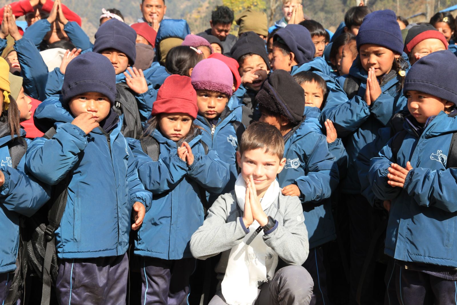 Schüler der Schule in Gunsakot mit ihren neuen warmen Winterjacken und Mützen