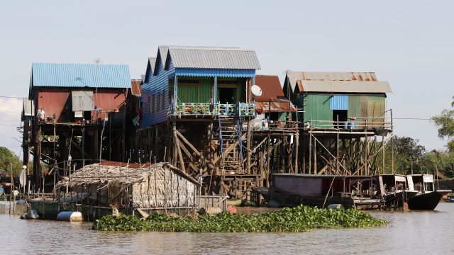 Traditionelle Stelzenhäuser am Tonle Sap Lake in Kambodscha