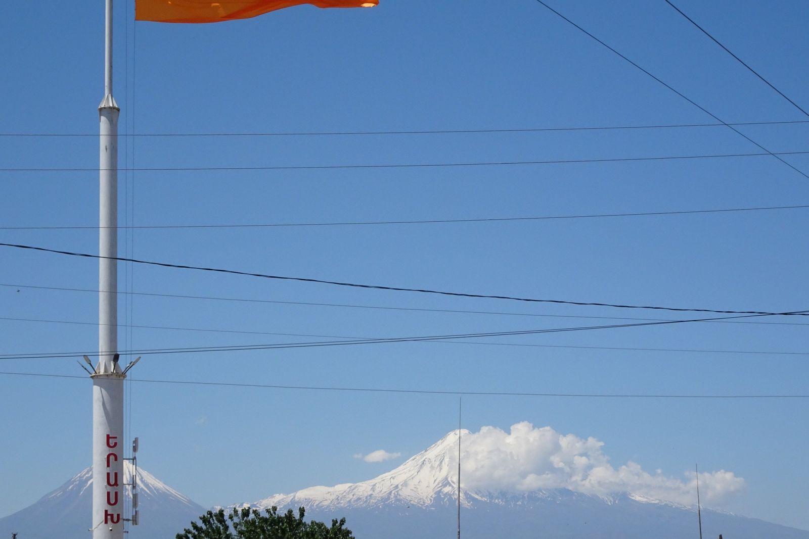 Flagge mit Ararat im Hintergrund