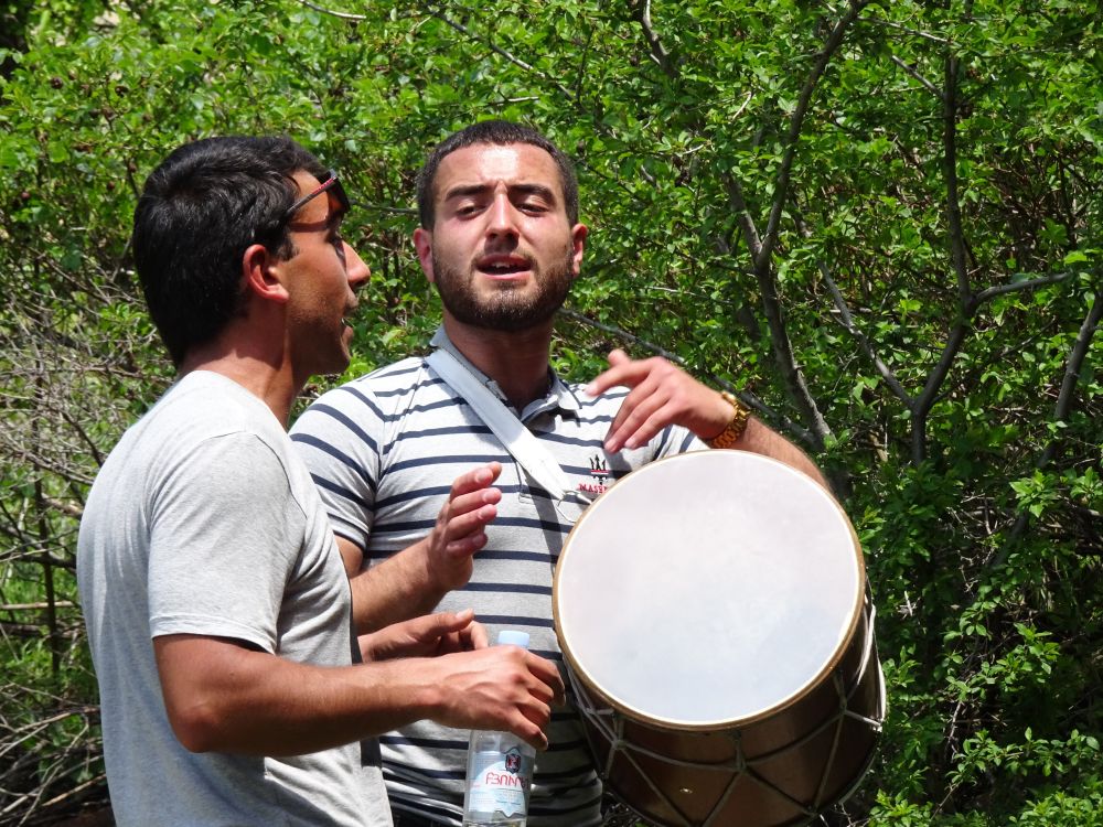 Armenier singen und tanzen