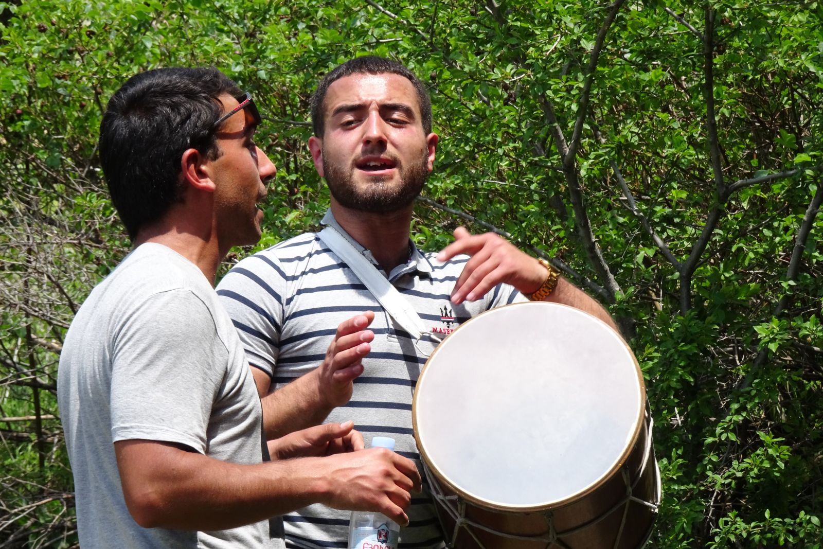 Armenier singen und tanzen