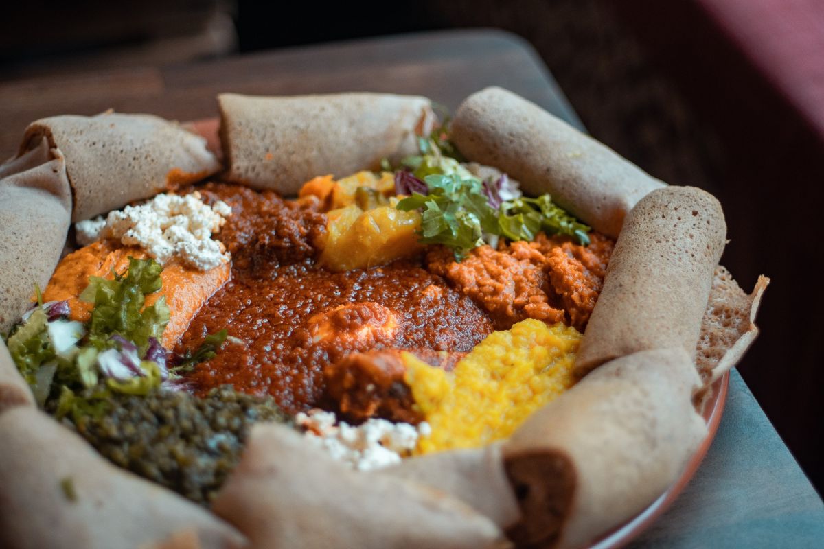 Traditionelles äthiopisches Gericht: Beyaynetu mit Injera-Brot