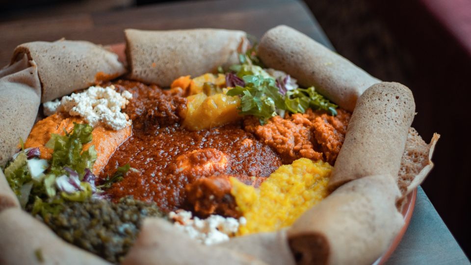 Traditionelles äthiopisches Gericht: Beyaynetu mit Injera-Brot