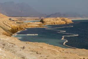Küste des Salzsees Assal in Dschibuti