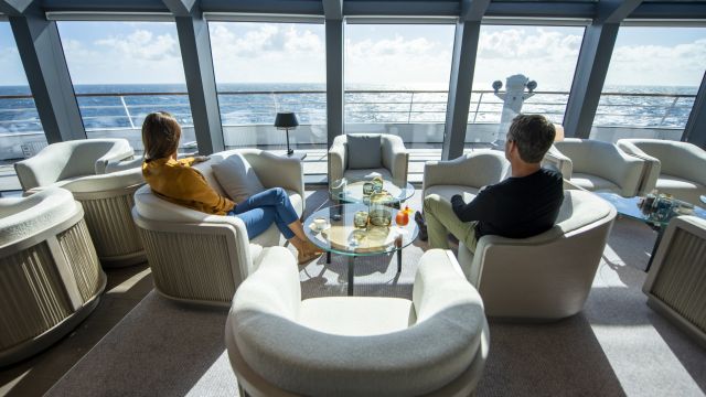 Die Observation-Lounge bietet  Komfort und Panorama-Blick zugleich