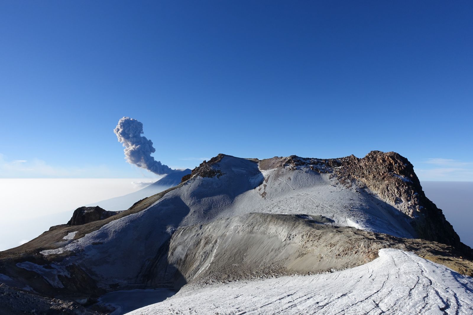 Kurz vor dem Gipfel des Iztacchihualt – Ausbruch des berühmten Nachbarvulkans Popocatepetl