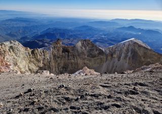 Blick vom Gipfel des Pico de Orizaba in den gewaltigen Krater